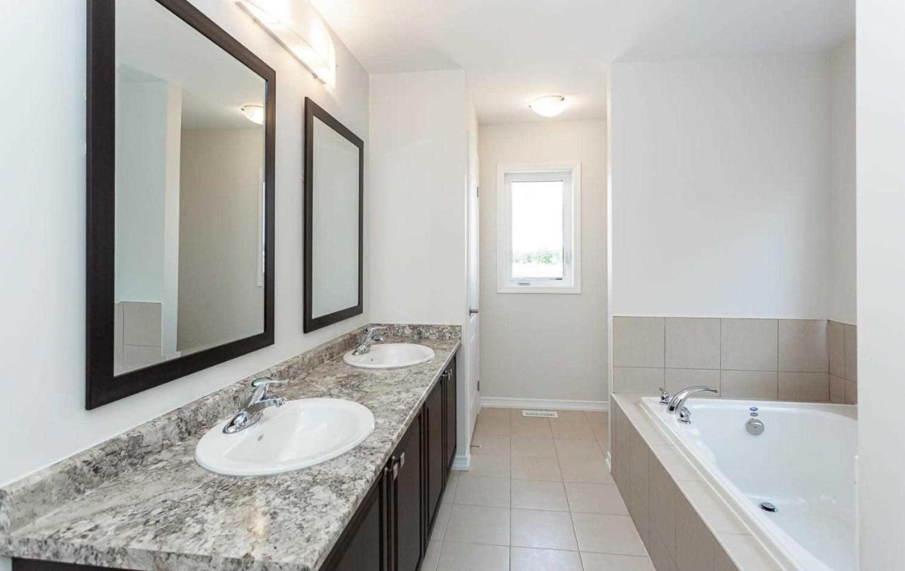 The Warm Welcome Suite Thorold Bagian luar foto
